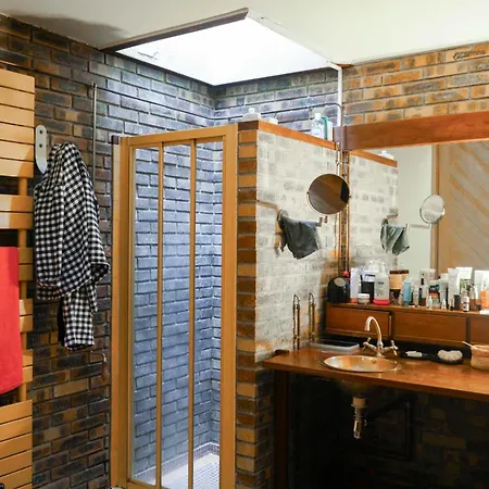 Spacious Cocoon With Garden Parigi